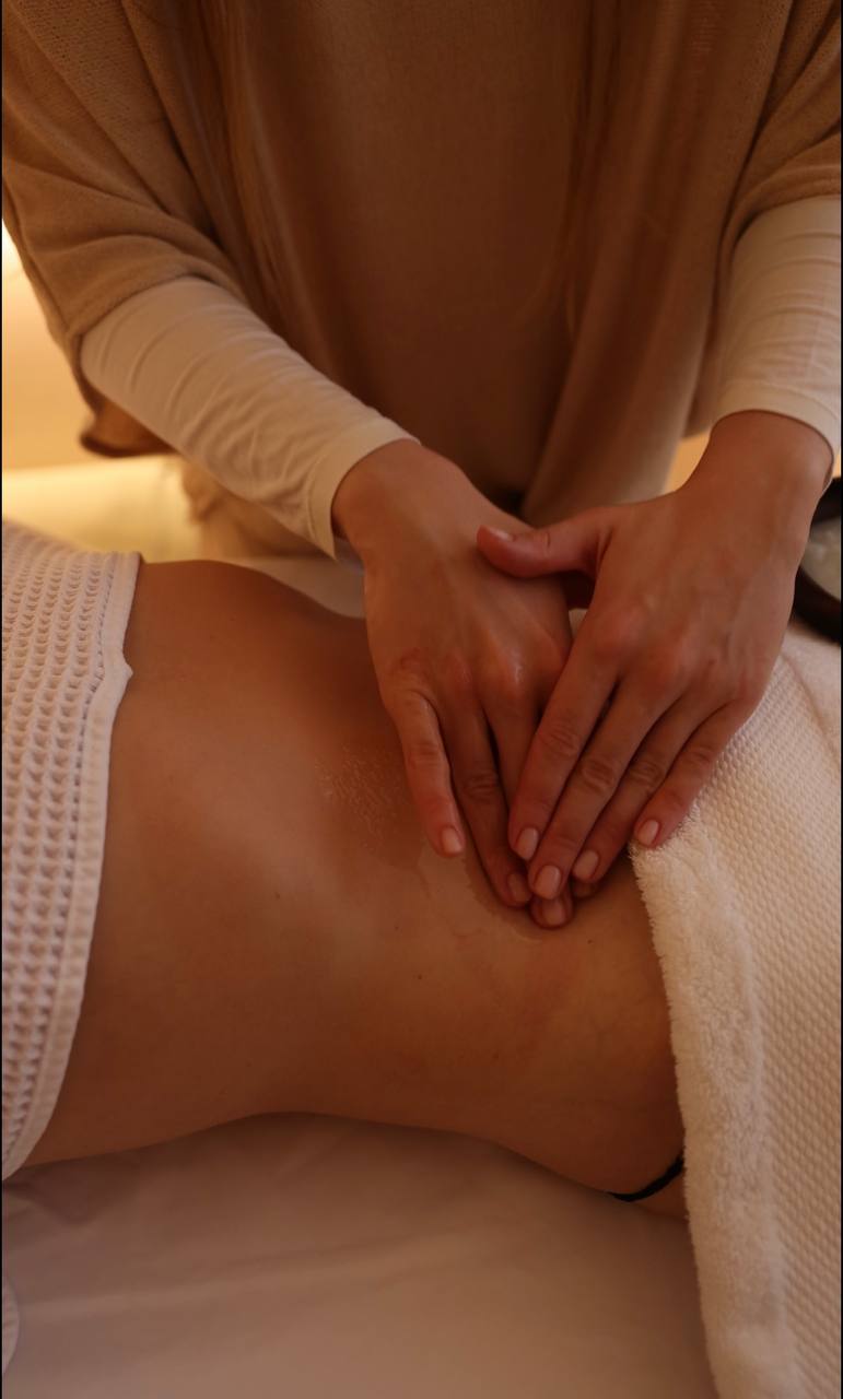 Hands-on lymphatic drainage massage with bare hands at LIMFAERA
