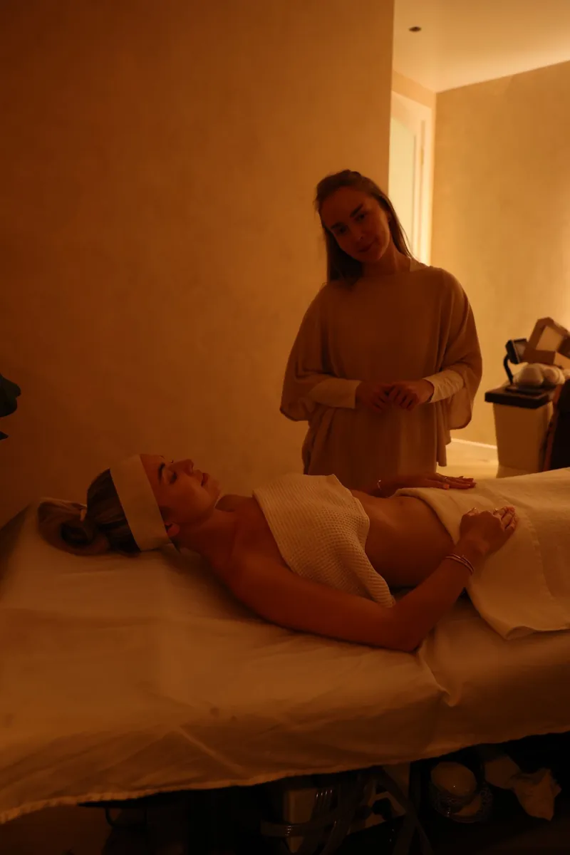 Elizaveta caring for a client at the LIMFAERA studio